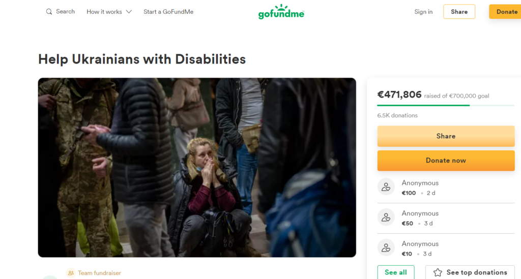 Fight For Right на GoFundMe. На зображенні жінка, що стоїть навколішки, схрестивши руки у надії. На ілюстрації також відображені показники збору на фандрейзингу.