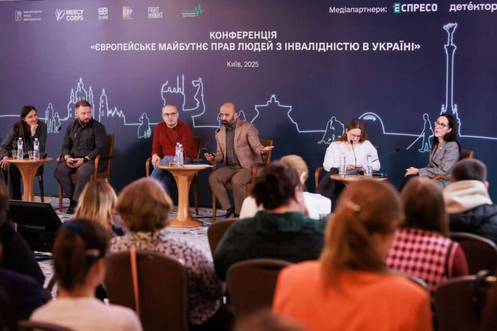 Промовці під час панельної дискусії Руслан Приходько, заступник міністра у справах ветеранів України Тетяна Ломакіна, радниця-уповноважена Президента України з питань безбар'єрності Дмитро Луфер, консультант Міністерства охорони здоровʼя, експерт проєкту REHAB4U Масі Найєм, ветеран, юрист, співзасновник Правозахисного центру для військовослужбовців «Принцип» Катерина Приймак, ветеранка, голова ГО «Жіночий ветеранський рух» 