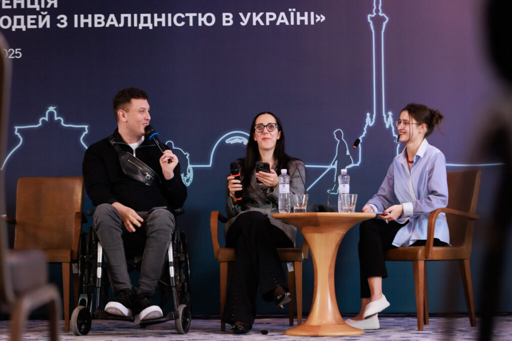 Юрій Степанець, Юлія Сачук та Євгенія Булана розповідають про 5 перемог і провалів спільноти людей з інвалідністю, які вдалося виявити під час опитування. Юрій у темному светрі, сумкою через плече у сірих джинсах на кріслі колісному на фото ліворуч тримає мікрофон. Посередині Юлія Сачук у сірому картатому жакеті та чорних брюках. У неї гарне довге темне волосся та окуляри. У правій руці в Юлії мікрофон, у лівій телефон. Праворуч у блакитній блузі та темних брюках і світлих макасинах Євгенія Булана. У неї теж окуляри. Волосся зібране в пучок. 