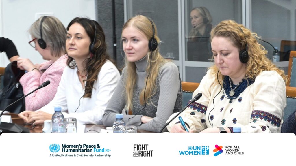 Юлія Мартова, адвокаційна менеджерка Fight For Right під час обговорення сидить в навушниках для перекладу. У неї світле довге волосся. Юлія одягнена в сіру кофтину. Поруч з нею сидять три жінки - представниці громадських організацій.