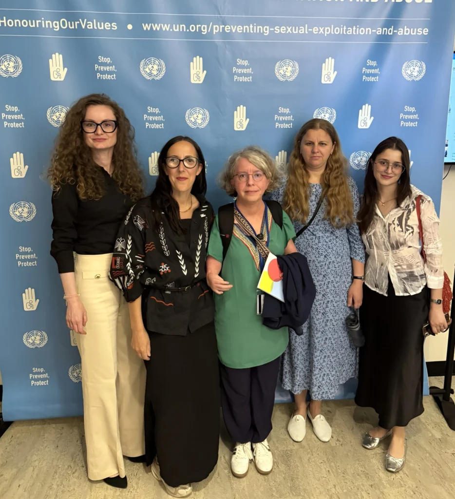 Адвокаційна команда Fight For Right під час візиту на COSP19 із депутаткою Європарламенту Кетрін Лангензіпен, 2026