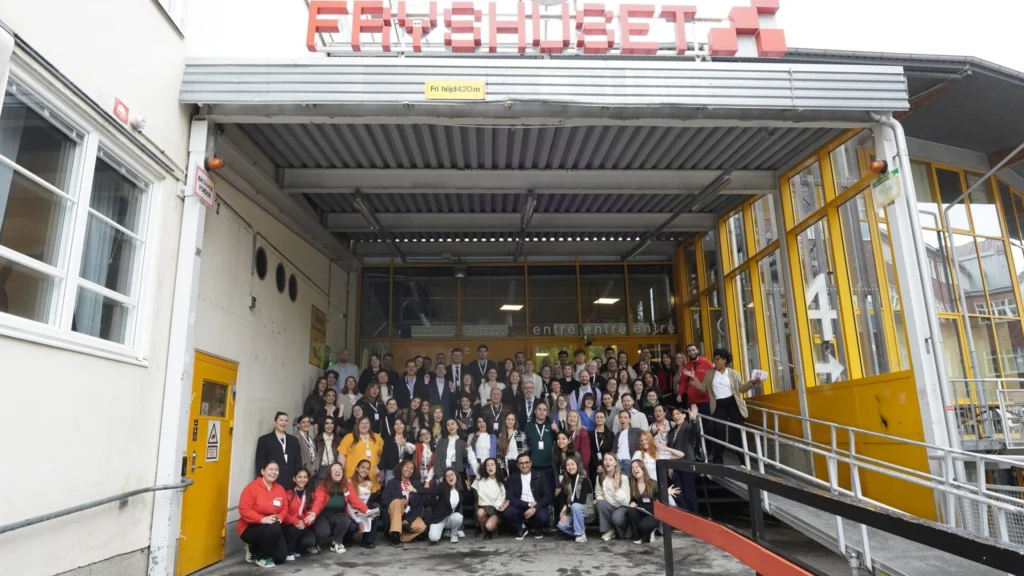 Учасники та учасниці конференції при вході до Fryshuset – одного із найбільших молодіжних центрів Стокгольма